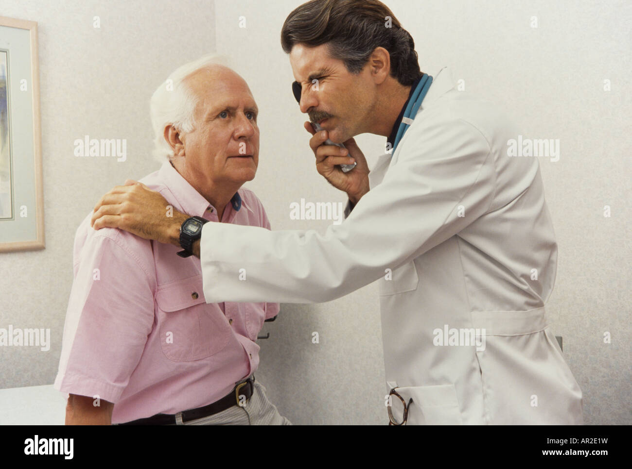 Doctor dando examen físico para ancianos, Miami Foto de stock