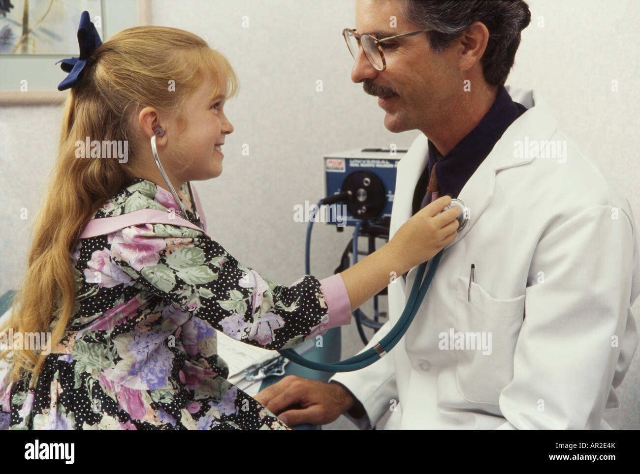 Médico y paciente joven juguetona, examen físico, Miami Foto de stock