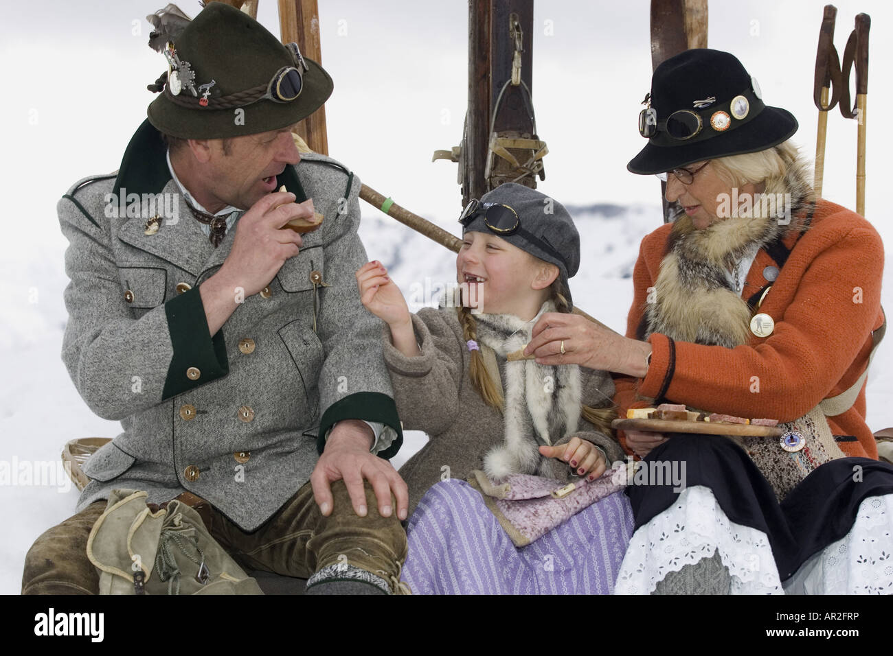 Familia con ropa anticuada en un viaje de esquí que tiene una interrupción, Austria Foto de stock