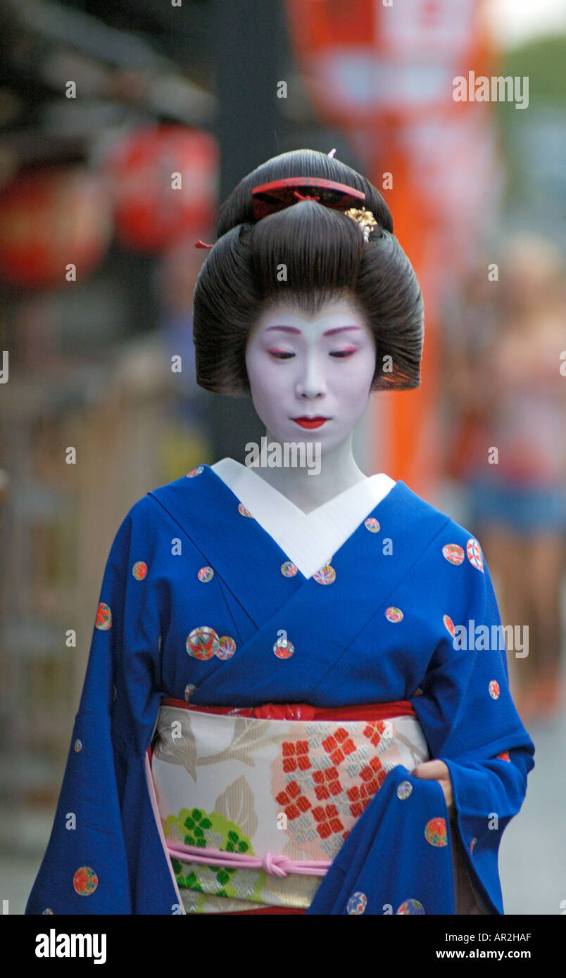 Se trata de una geisha geiko se apresura para su próxima cita en Gion Kyoto Japón Foto de stock