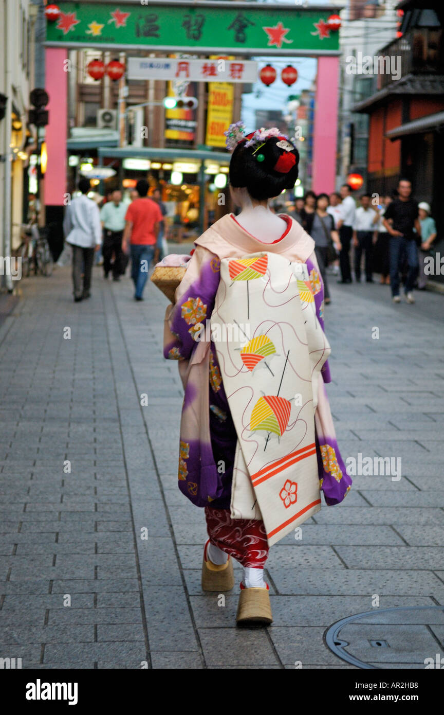 'Vista trasera de una geisha geiko como ella se apresura a su próxima cita en Japón Kyoto Gion' Foto de stock