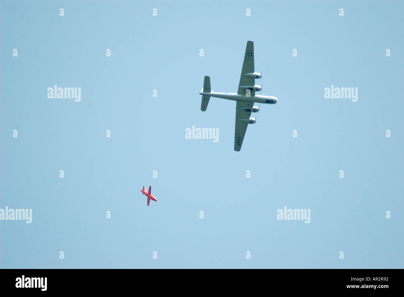 B 29 20 pies de envergadura con Bell X 1 cohete a Warbird vuelan para modelos en Georgia, Estados Unidos de América para aficionados de vuelo Foto de stock