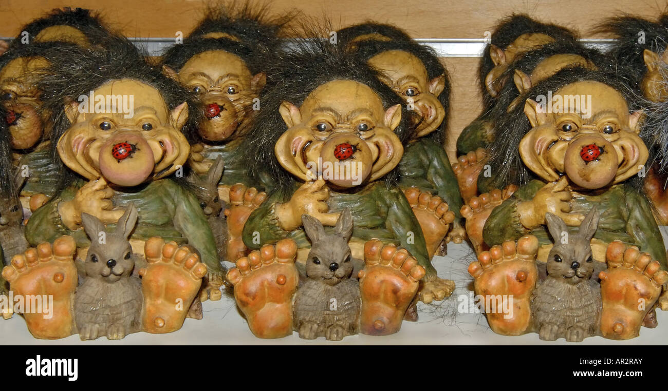 Gracioso trolls en Noruega Noruega, una tienda de regalos. Foto de stock