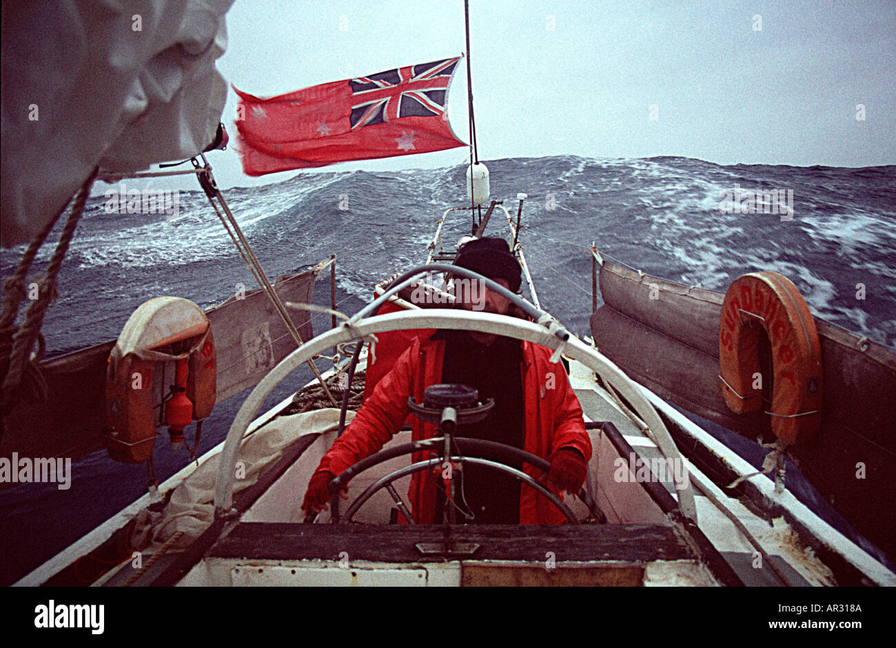 Océano Austral navegando en aguas turbulentas timonel en un gran velero en el Océano Austral en Océano Austral navegando en aguas turbulentas timonel en un gran velero en el Océano Austral en