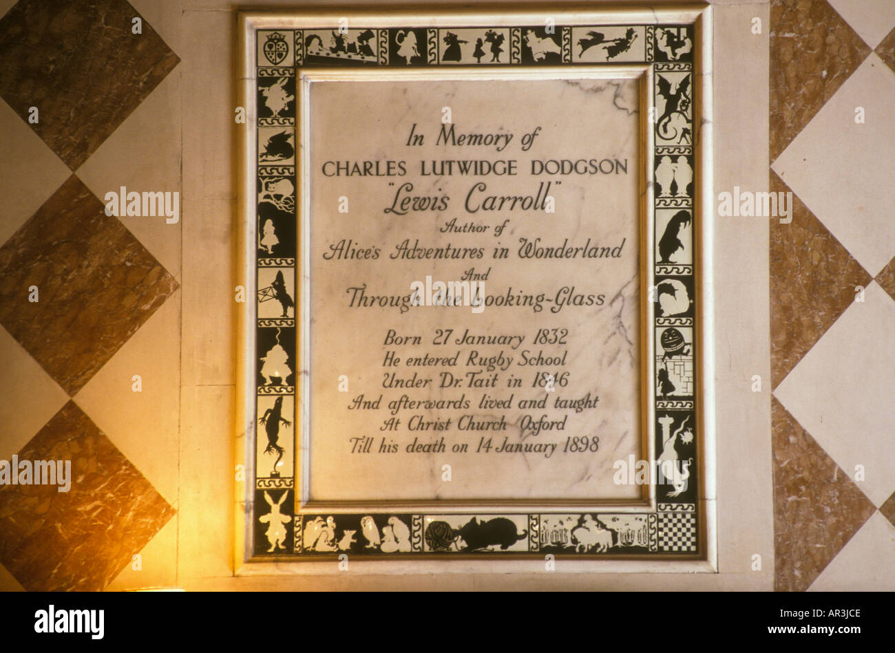 Una placa en memoria de Lewis Carroll en Rugby School, Warwickshire Inglaterra Foto de stock