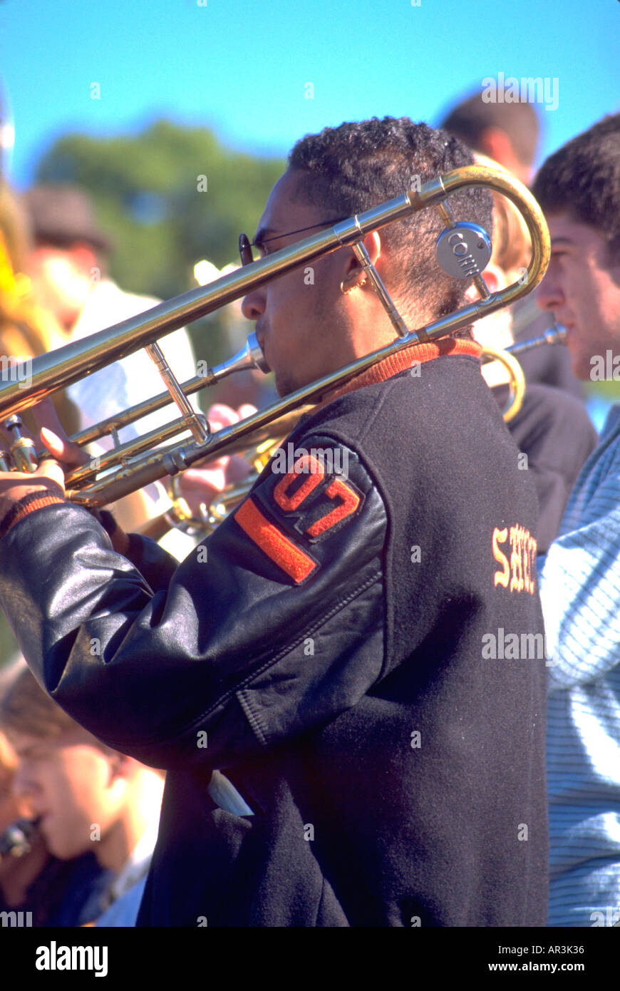 High school trombonista 16 en pep band en el juego de fútbol. De Minneapolis, Minnesota, EE.UU. Foto de stock
