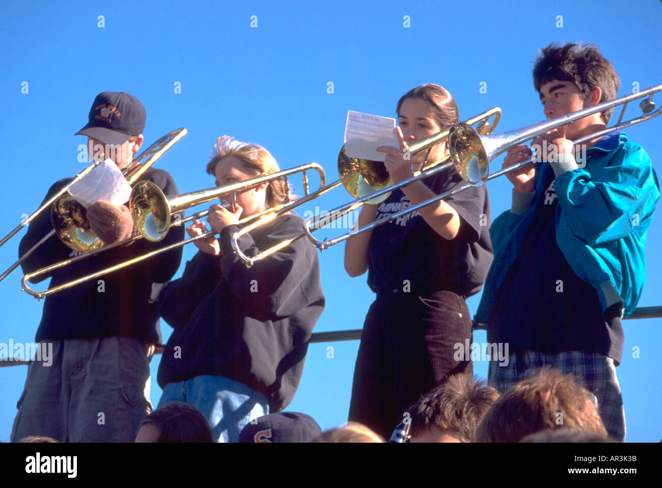 La escuela secundaria de 16 años de edad trombonists en pep band en el juego de fútbol. South High School de Minneapolis, Minnesota, EE.UU. Foto de stock