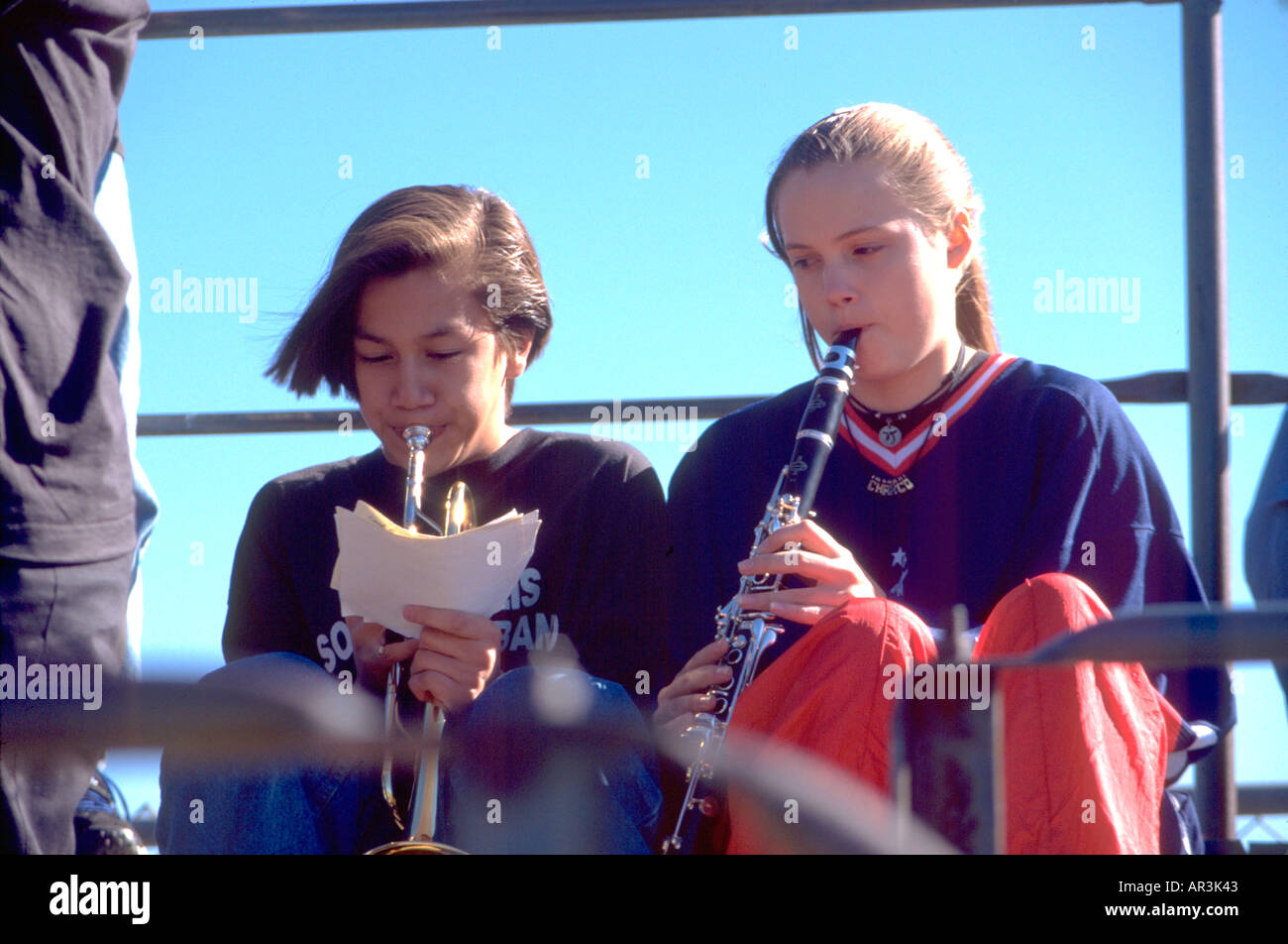 Músicos de escuela secundaria de 15 años de edad en pep band en el juego de fútbol. South High School de Minneapolis, Minnesota, EE.UU. Foto de stock