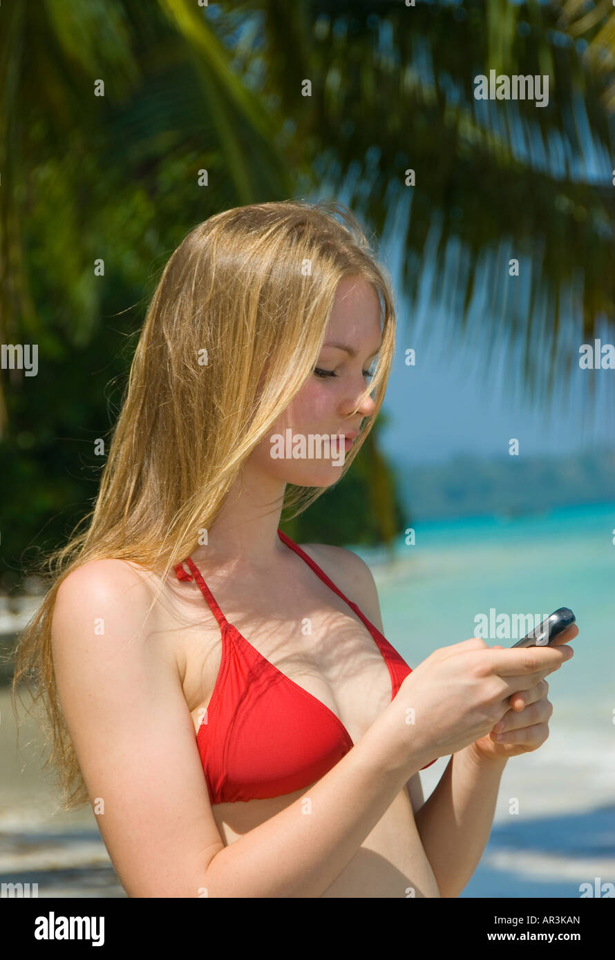 Una mujer en una playa de texto Foto de stock