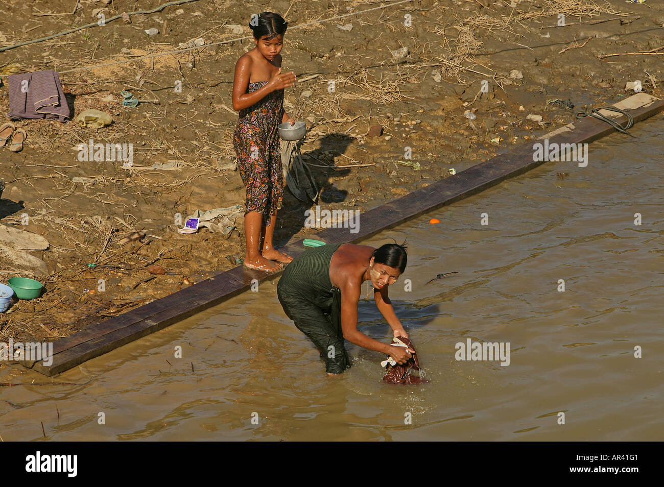 Mujeres lavando en el Río Irrawaddy, Frauen waschen Irrawaddy-Fluss im Fluss, lavado en Ayeyarwady Foto de stock