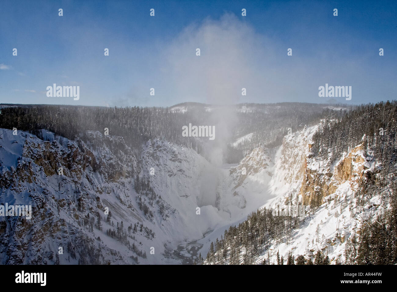 El Parque Nacional de Yellowstone Lower Falls Canyon en invierno, la nieve Foto de stock