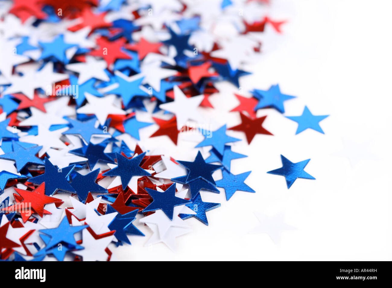 Confeti en forma de estrella perfecta como una elección o el 4 de julio de fondo se centran en estrellas delante Foto de stock