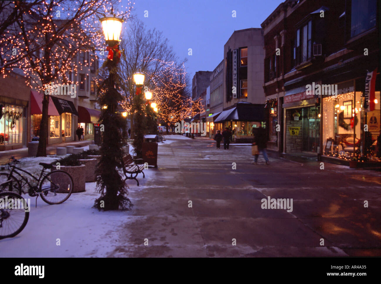 Centro de Oak Park, Illinois Estados Unidos Marion Street Mall crepúsculo  de invierno Fotografía de stock - Alamy