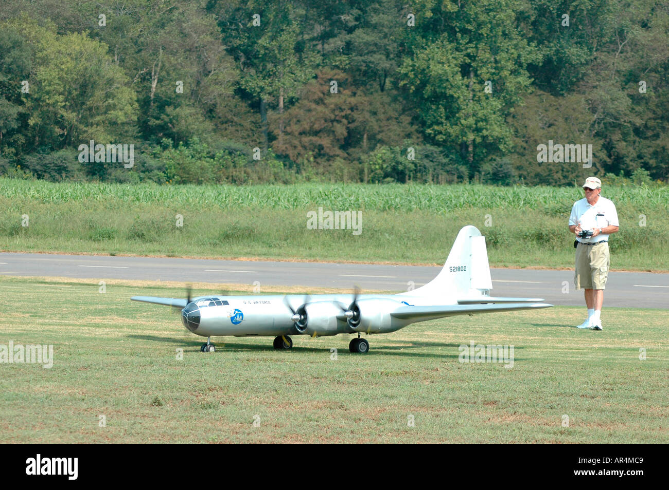 B 29 20 pies de envergadura con Bell X 1 cohete a Warbird vuelan para modelos en Georgia, Estados Unidos de América para aficionados de vuelo Foto de stock