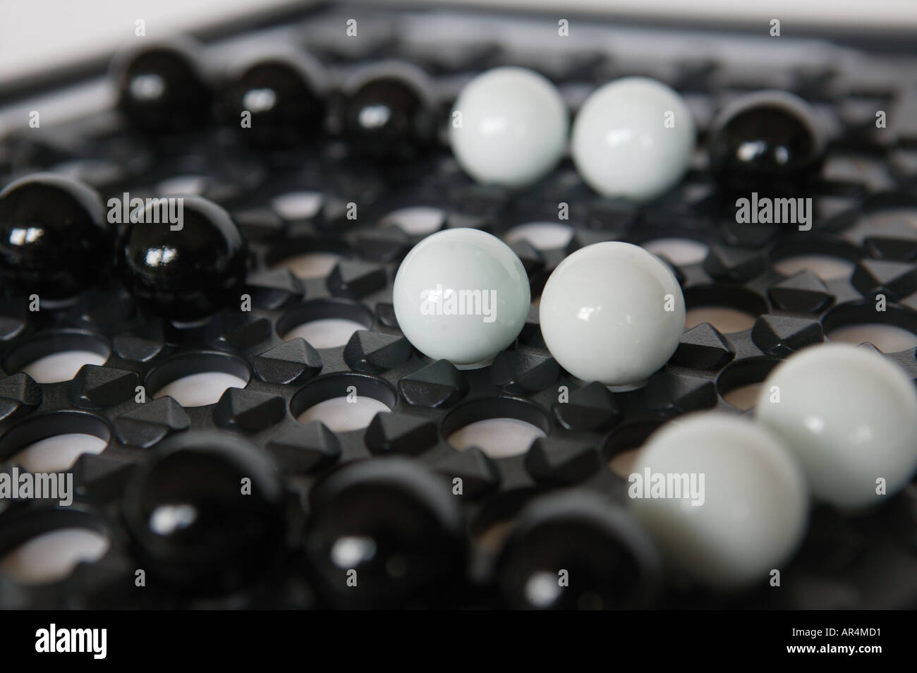 Cerca de las bolas blancas negras en la rivalidad juego de mesa fotografías  e imágenes de alta resolución - Alamy