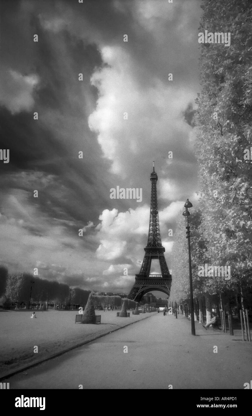 Torre Eiffel en infrarrojo en blanco y negro Foto de stock