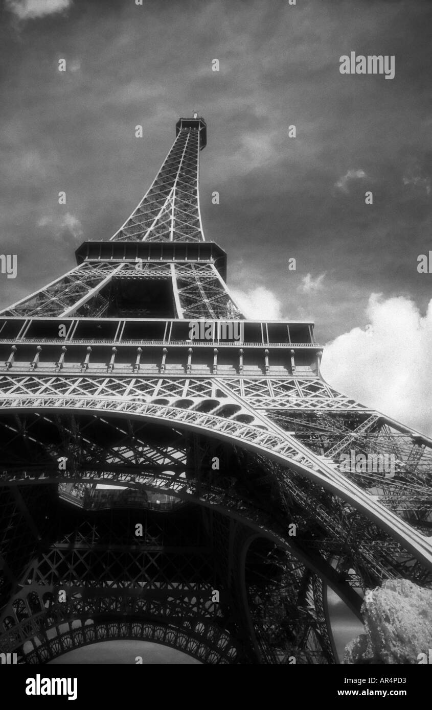 Torre Eiffel en infrarrojo en blanco y negro Foto de stock