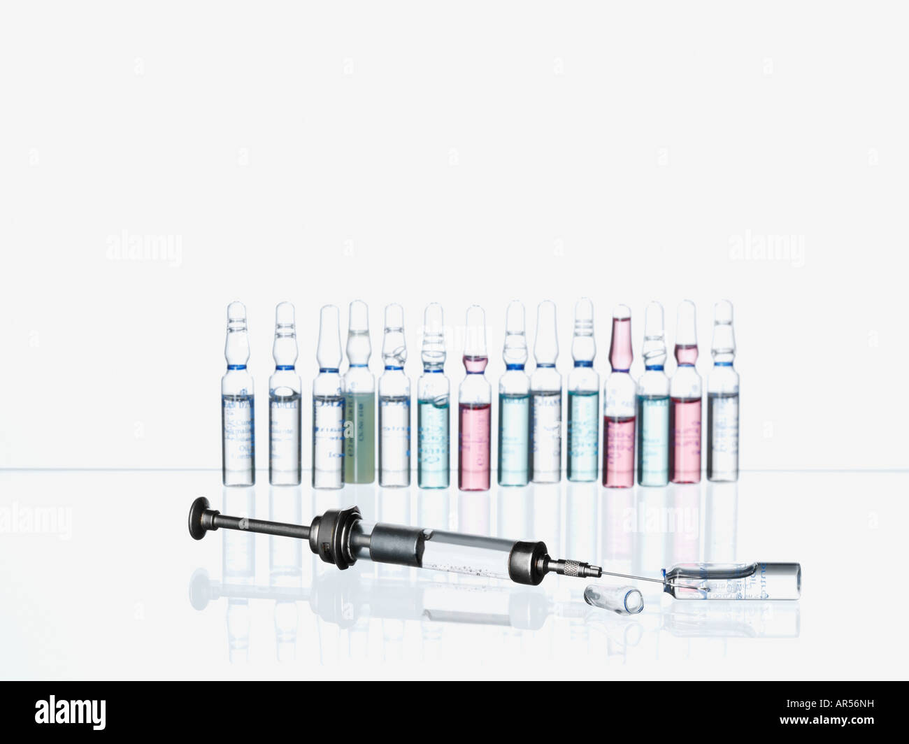 Jeringa y botellas de medicina Foto de stock