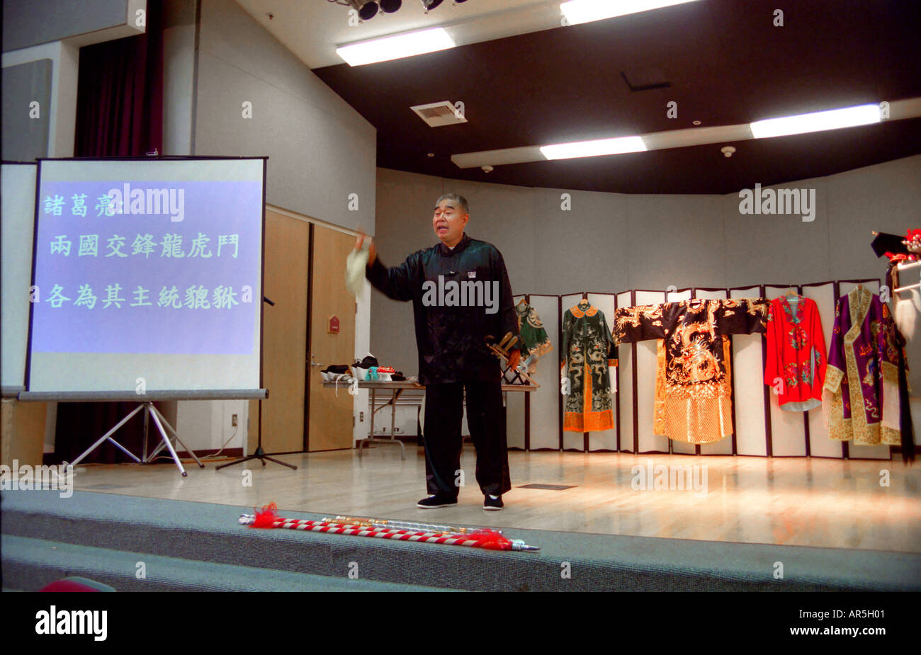Un conferenciante aborda japoneses-americanos en la cultura tradicional japonesa en Irvine, CA. Nota proyección de powerpoint. Foto de stock
