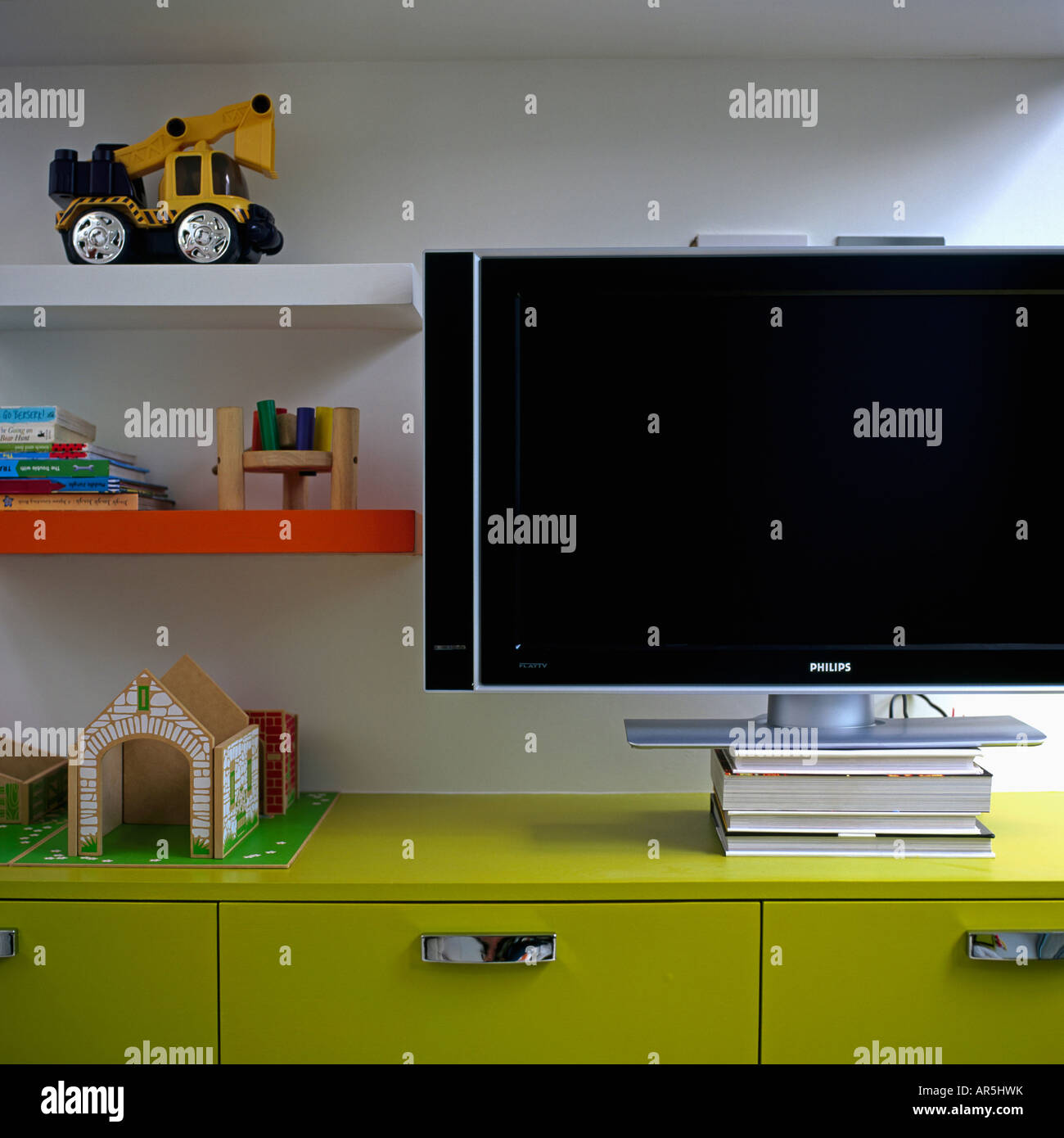 Cierre de tv de pantalla plana, armarios de almacenamiento de limón verde  en la moderna sala de juegos con juguetes en estantes Fotografía de stock -  Alamy