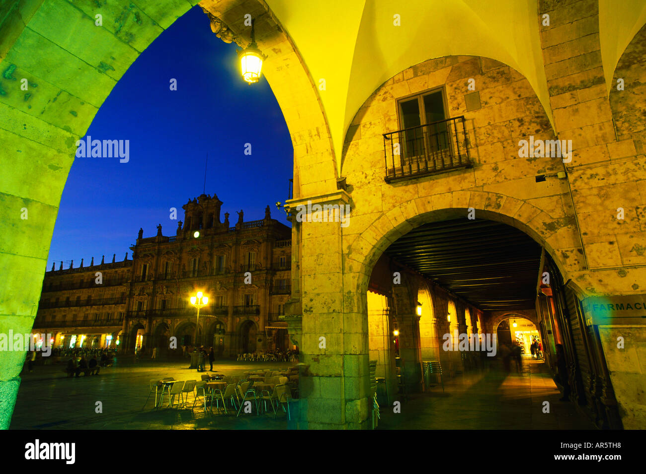 Galerías abovedadas, Plaza Mayor, Salamanca, Castilla y León, España Foto de stock