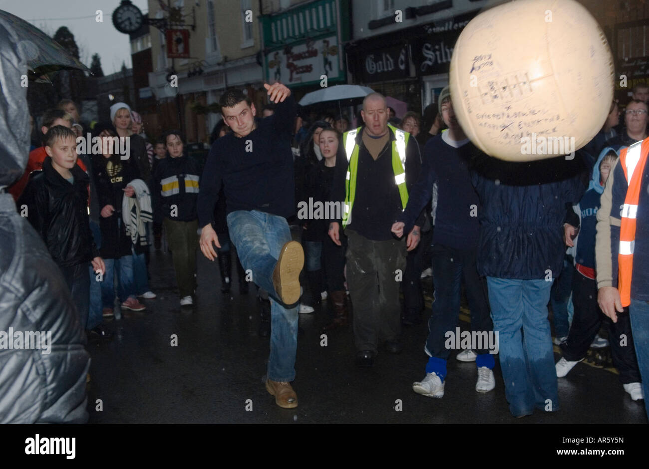 Shrove Tuesday Fútbol tradicional shrovetide pueblo juego comunitario. Atherstone Warwickshire UK 2008 HOMER SYKES Foto de stock