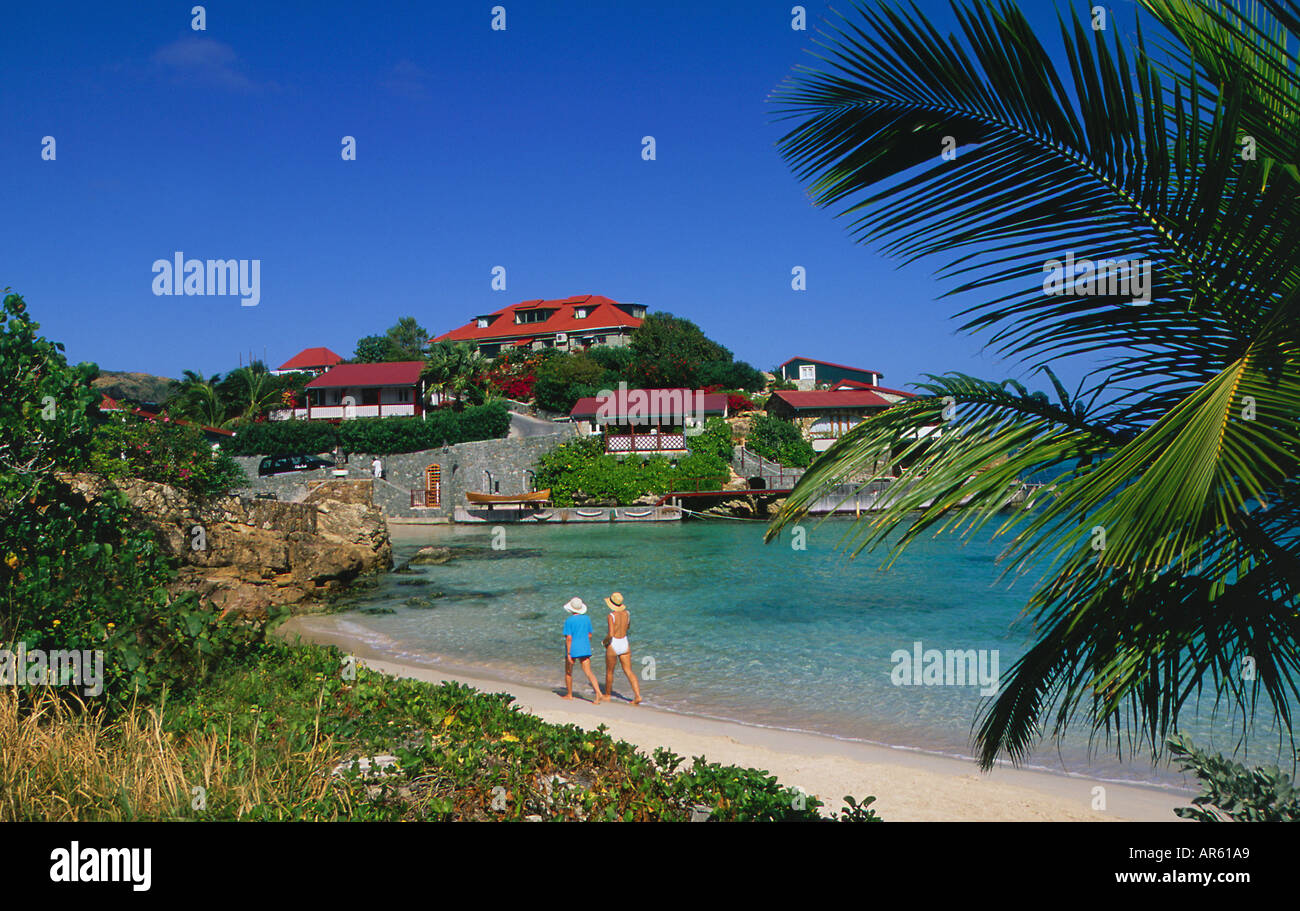 La isla caribeña de St Bart's Mujeres que caminan en la playa de arena cerca de Eden Rock Resort Foto de stock