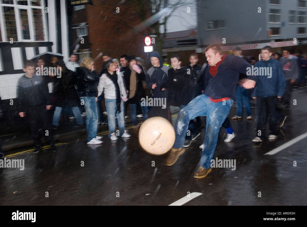 Shrove Tuesday Fútbol tradicional shrovetide pueblo juego comunitario. Atherstone Warwickshire UK 2008 HOMER SYKES Foto de stock