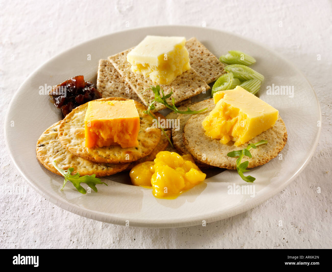 Plowman's Lunch inglés de queso y galletas de queso Cheddar y Gloucester doble - Red Leicester Foto de stock