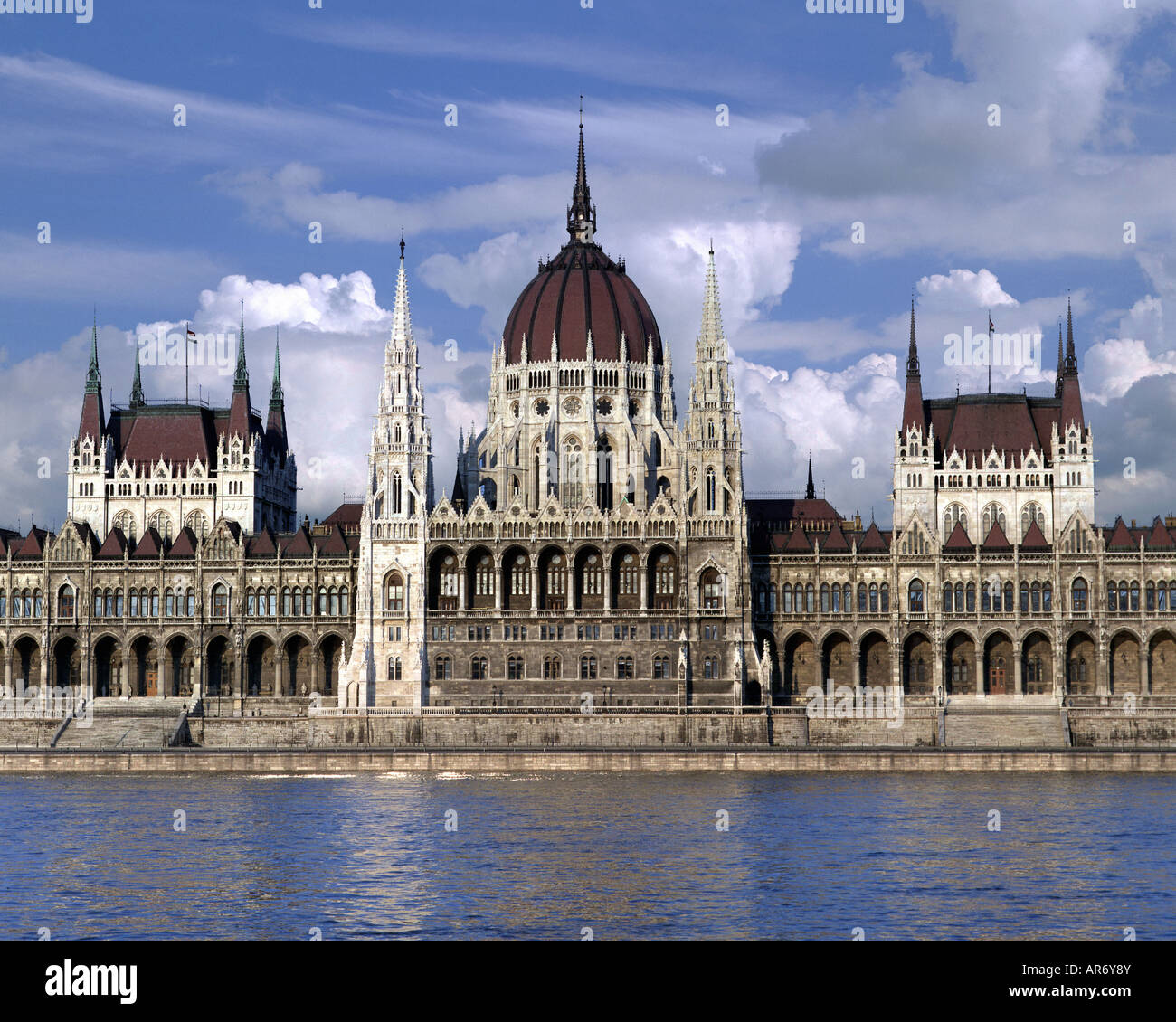 HU - BUDAPEST: El Parlamento Húngaro Foto de stock