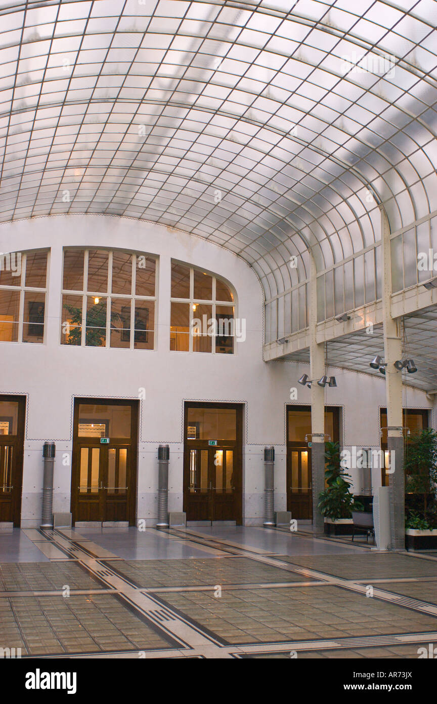 Viena Austria interior de la caja de ahorro postal Postsparkasse edificio  diseñado por el arquitecto Otto Wagner Fotografía de stock - Alamy