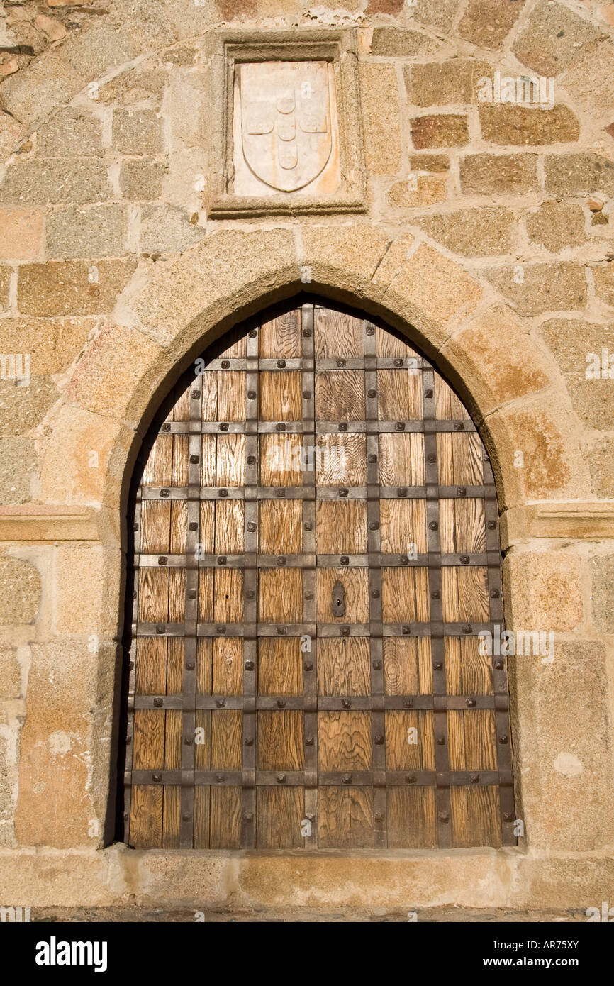 Puerta de castillo medieval en el castillo de Alter do Chão, Portugal. Escudo de Armas portugués en la parte superior. Foto de stock