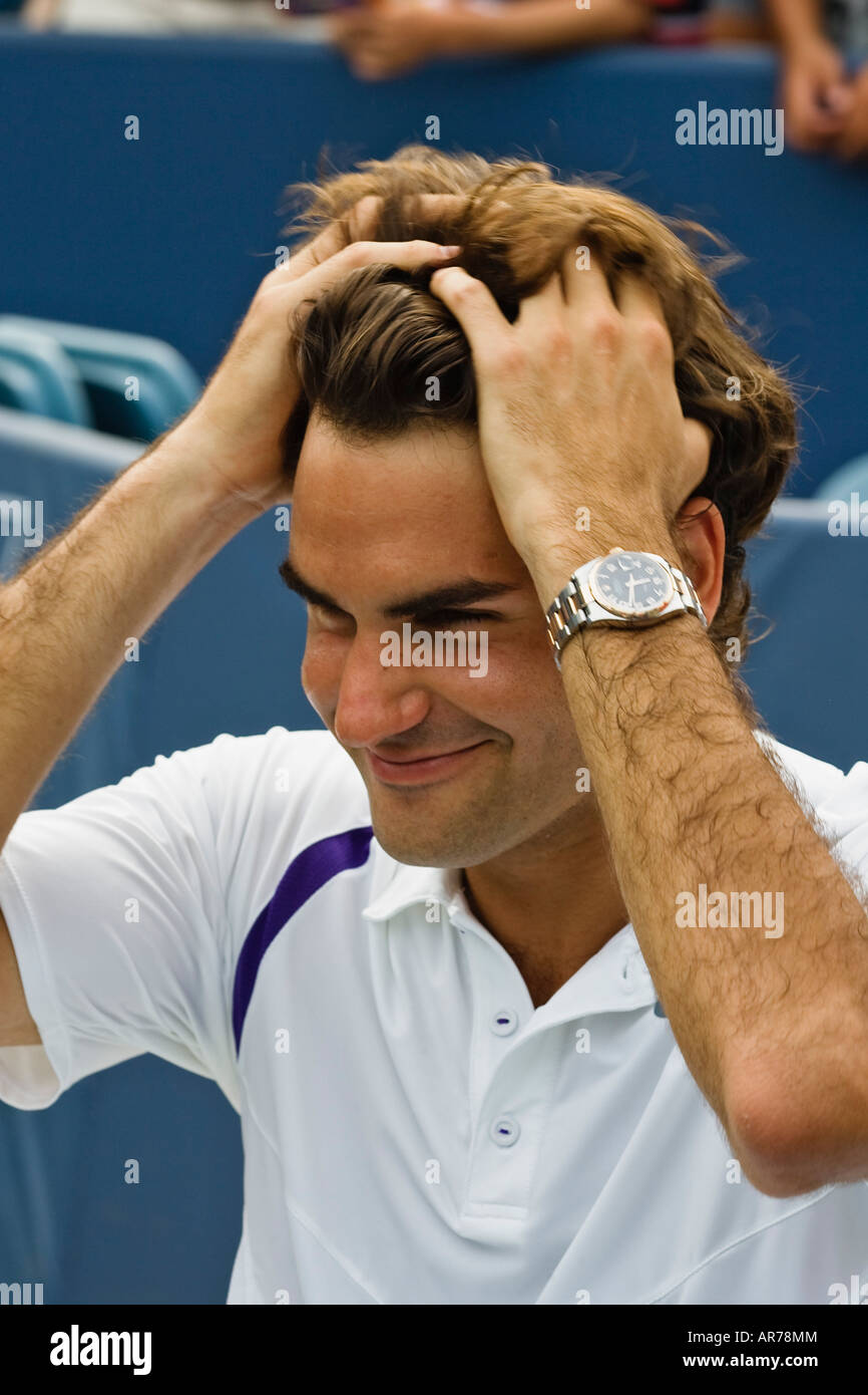 Roger Federer reacciona después de ganar un partido de tenis en el torneo occidental y meridional de Cincinnati, Ohio. Foto de stock