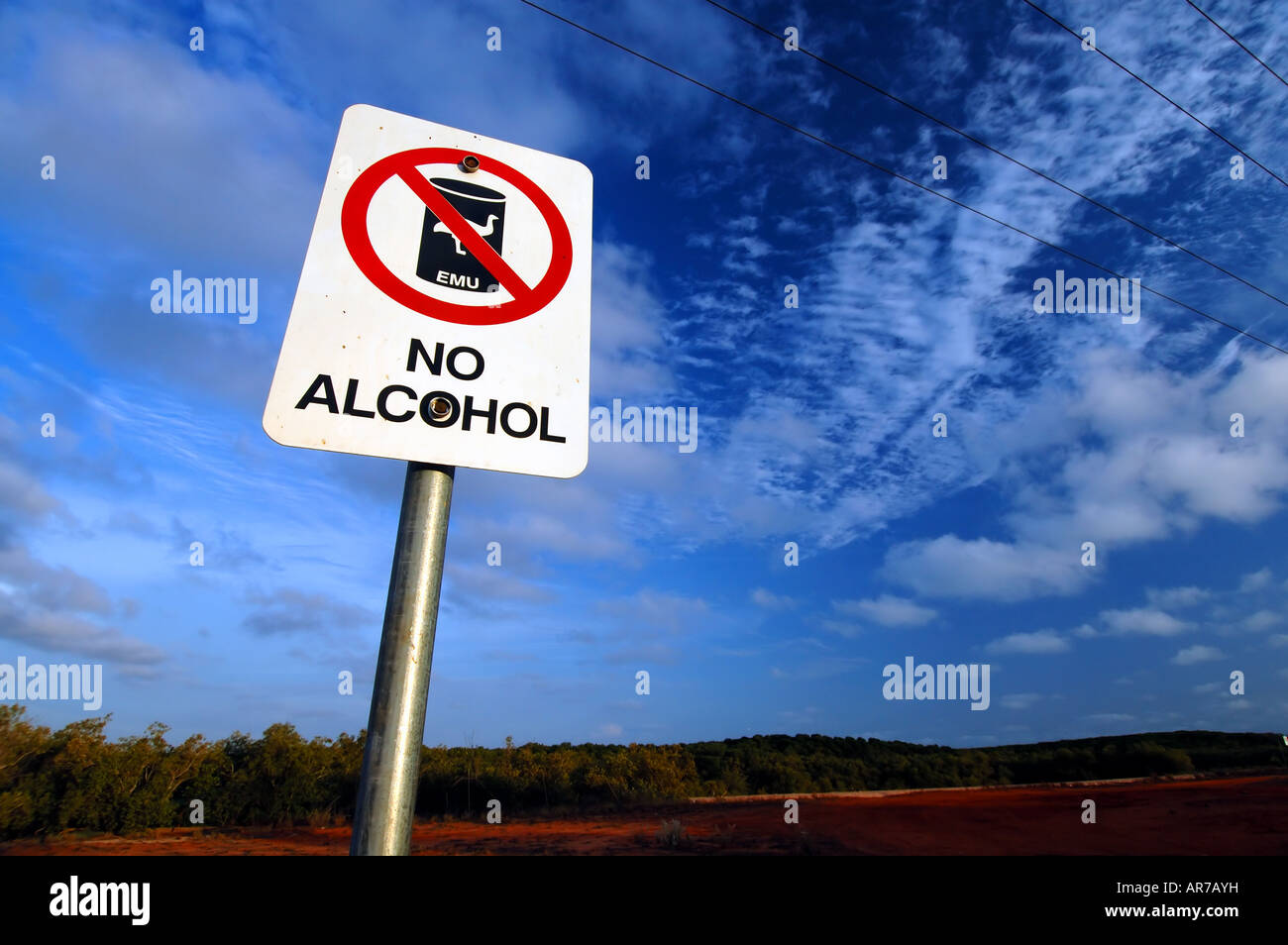 No alcohol firmar con tachado gráfico de la UEM cerveza amarga, en las calles de Broome, Australia Occidental Foto de stock