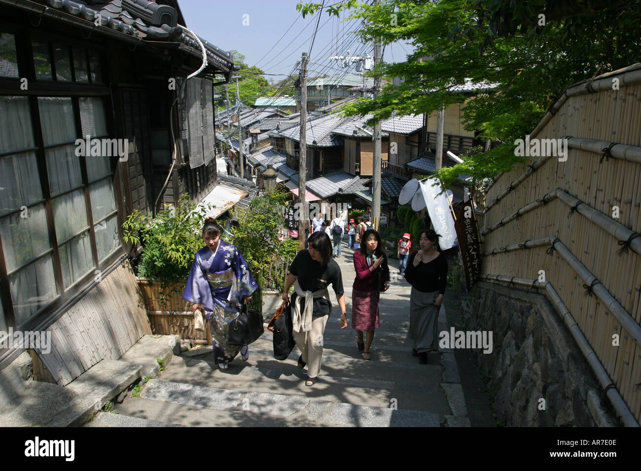 Mujer japonesa en kimono tradicional con un amigo en ropa moderna subir una  empinada calle en Japón Kyoto popular turística Fotografía de stock - Alamy