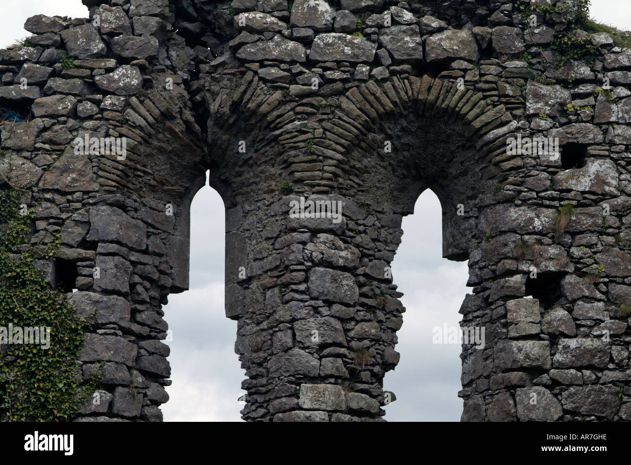 Mampostería de piedra seca de dos ventanas en arco oval en una iglesia en ruinas Irlanda Foto de stock