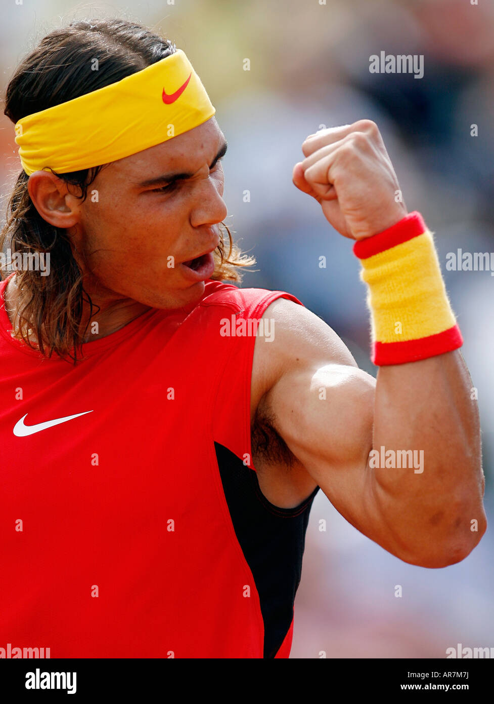 El tenista español Rafael Nadal celebra un punto durante la Copa Davis play off contra Italia en Santander Foto de stock