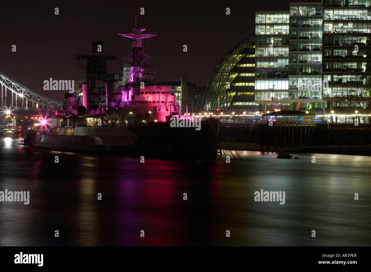 Escena nocturna de los edificios de oficinas y HMS Belfast, sobre el Río Támesis en Londres, Inglaterra Foto de stock