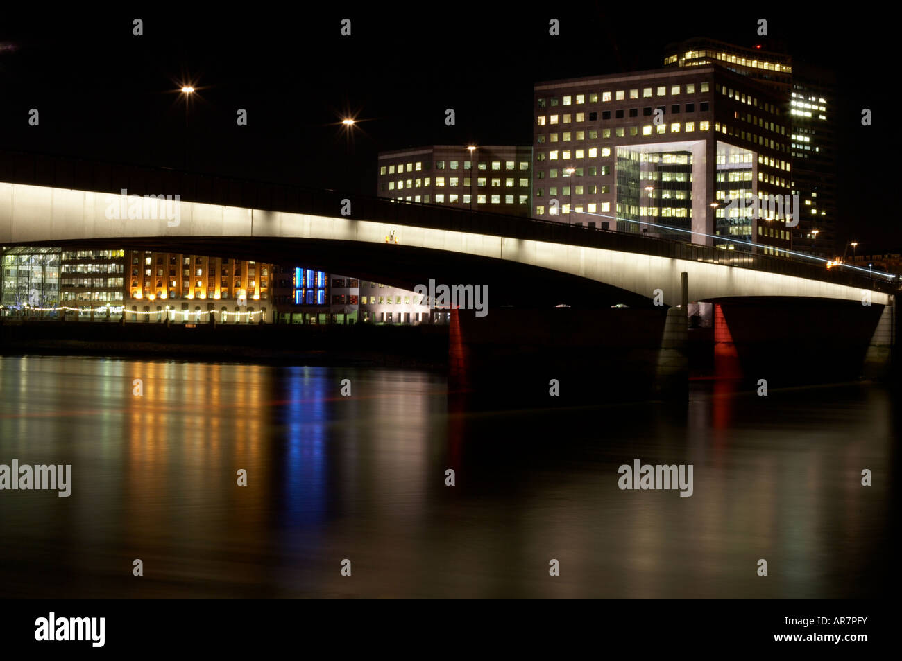Escena nocturna de los edificios de oficinas sobre el Río Támesis en Londres, Inglaterra Foto de stock