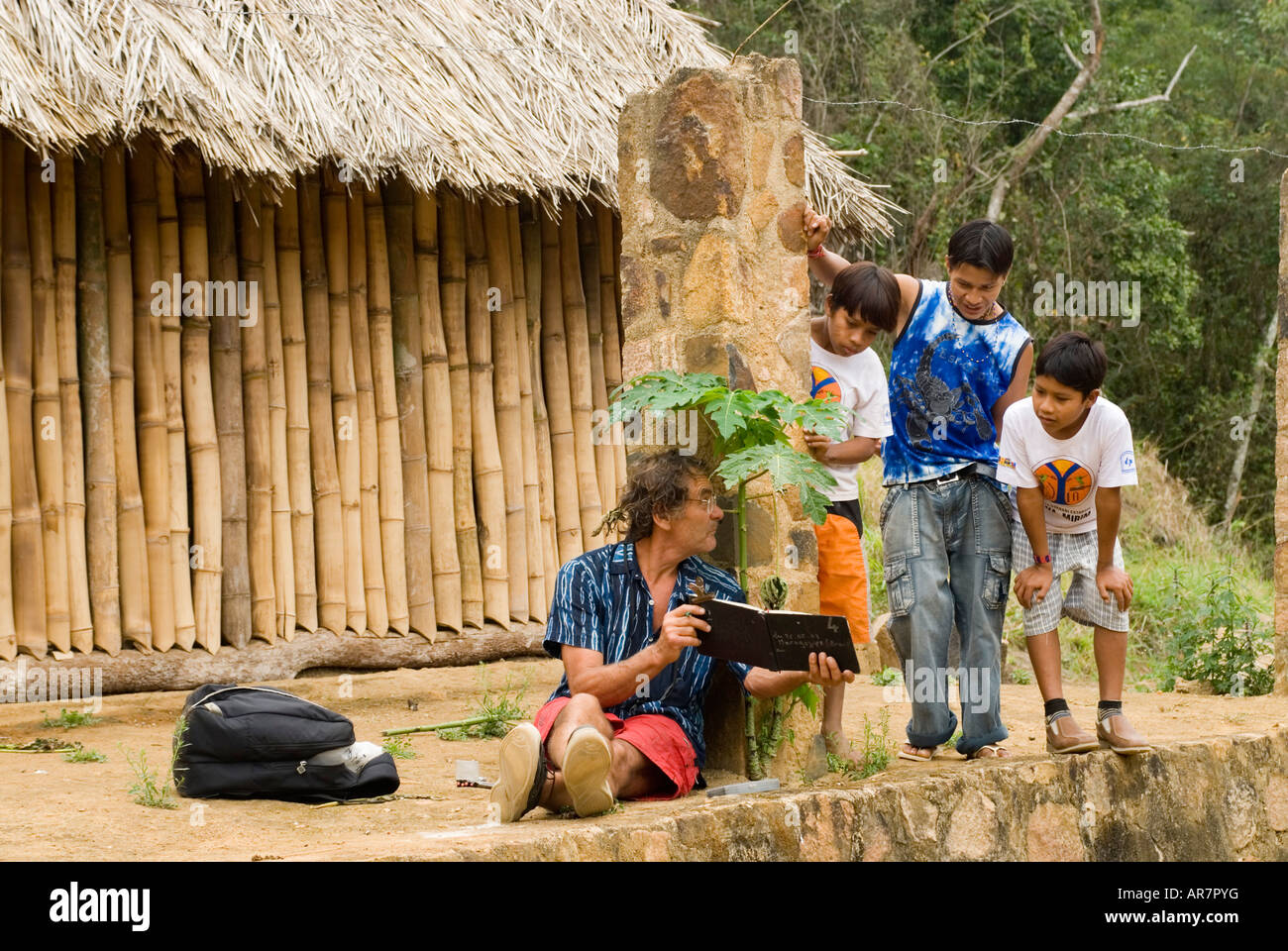 Caja de Cotia indios guaraníes de la bahía de Angra Brasil Foto de stock