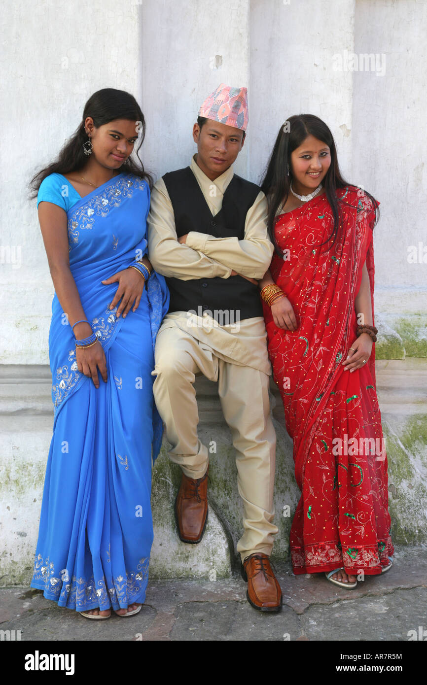 Nepalese costume fotografías e imágenes de alta resolución - Alamy