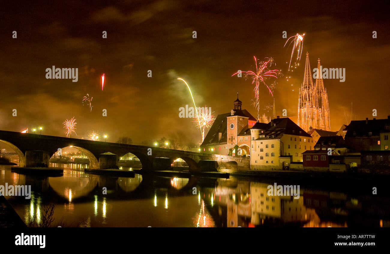 Fuegos artificiales en la víspera de año nuevo, Ratisbona Foto de stock