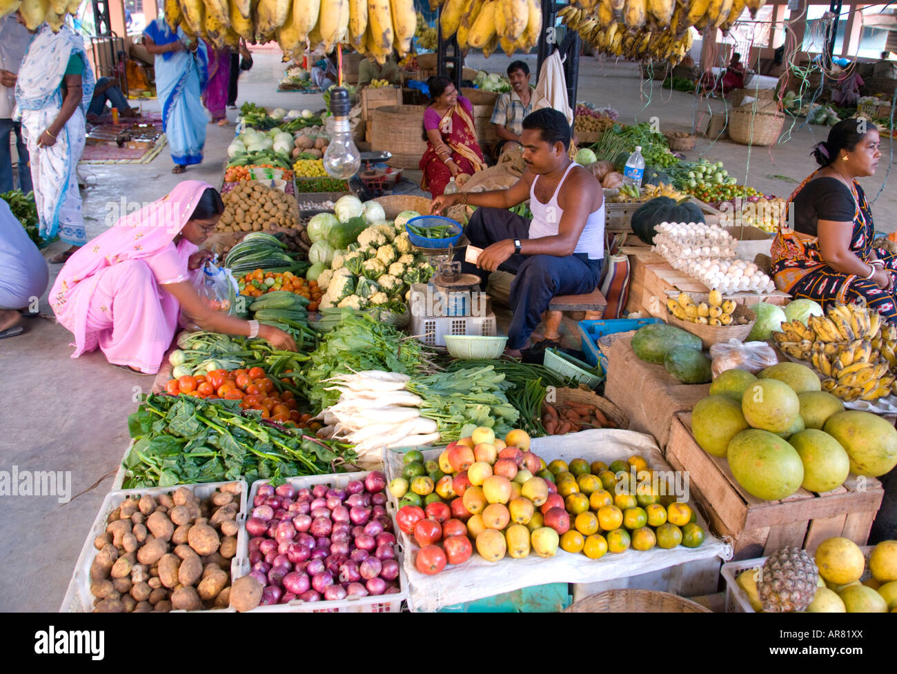 Las personas en el mercado de las frutas y hortalizas en Havelock Islas Andamán de la India Foto de stock