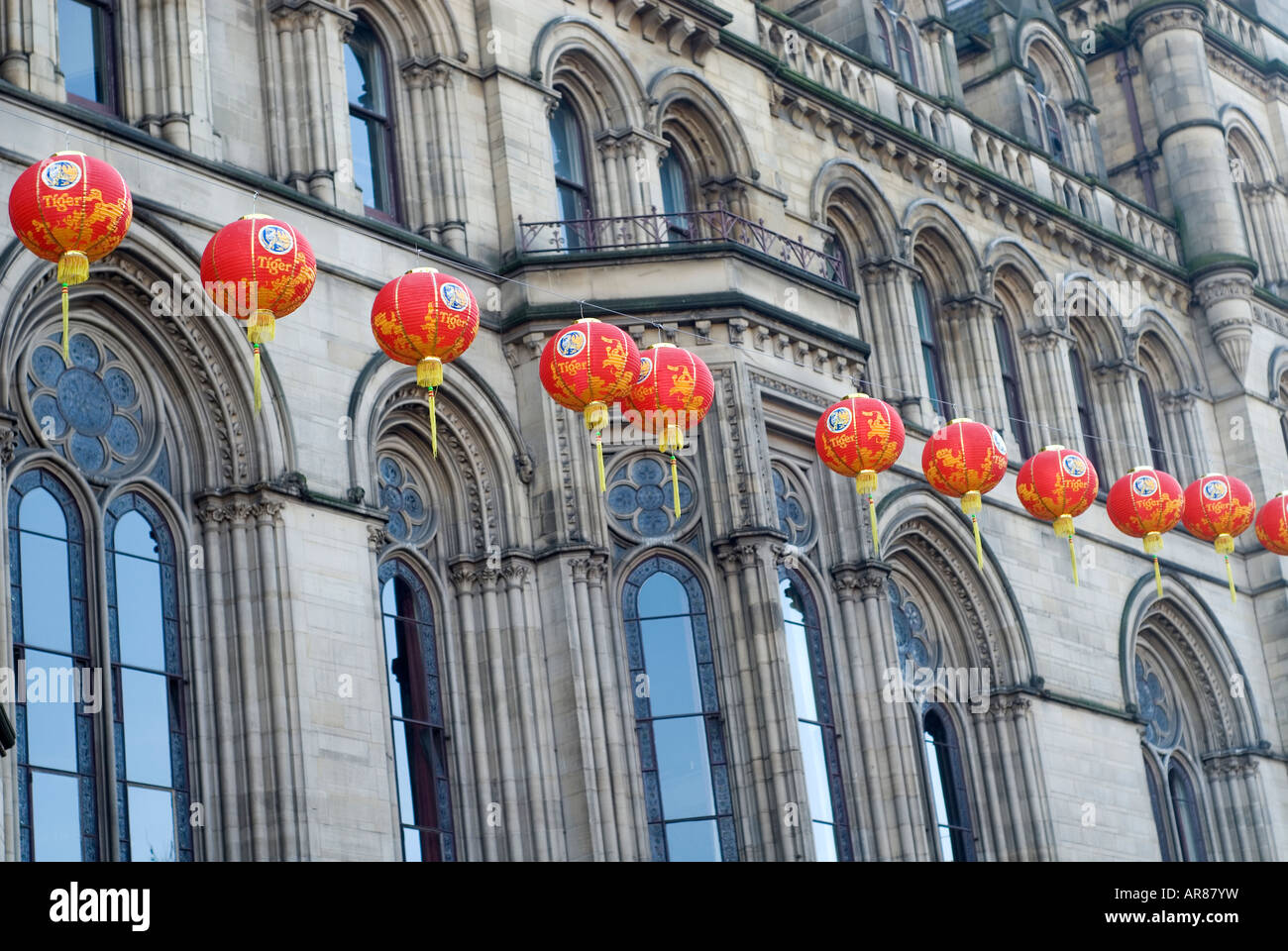 Linternas chinas decoración externa del Ayuntamiento de Manchester UK Foto de stock