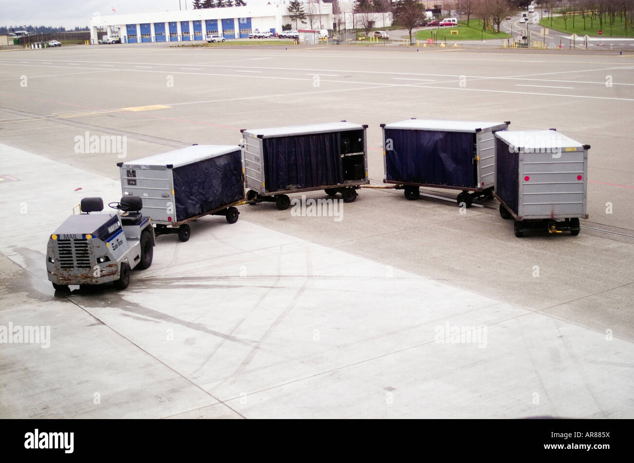 Vehículo, servicios de equipaje del aeropuerto de Seattle-Tacoma, Seattle, Washington, Estados Unidos Foto de stock