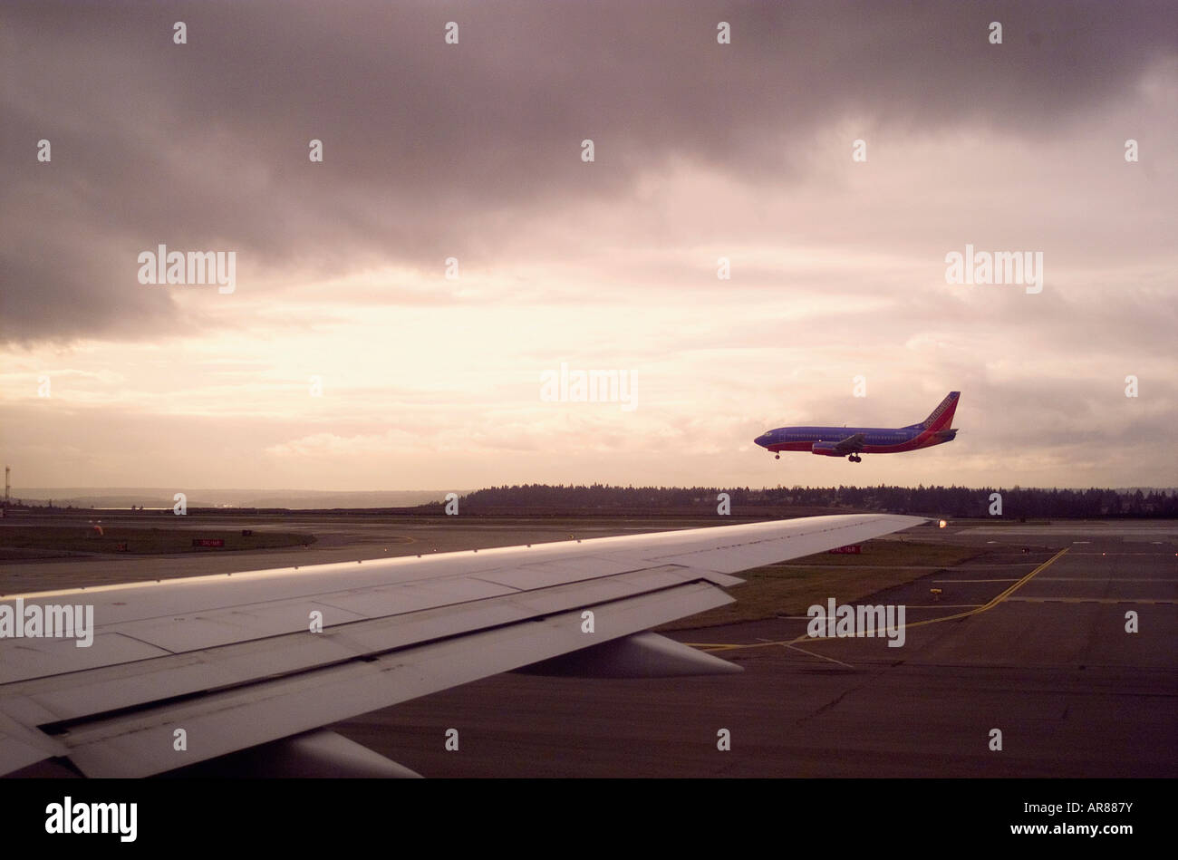 Avión despegar en el aeropuerto internacional de Seattle Tacoma, Seattle, Washington, Estados Unidos Foto de stock