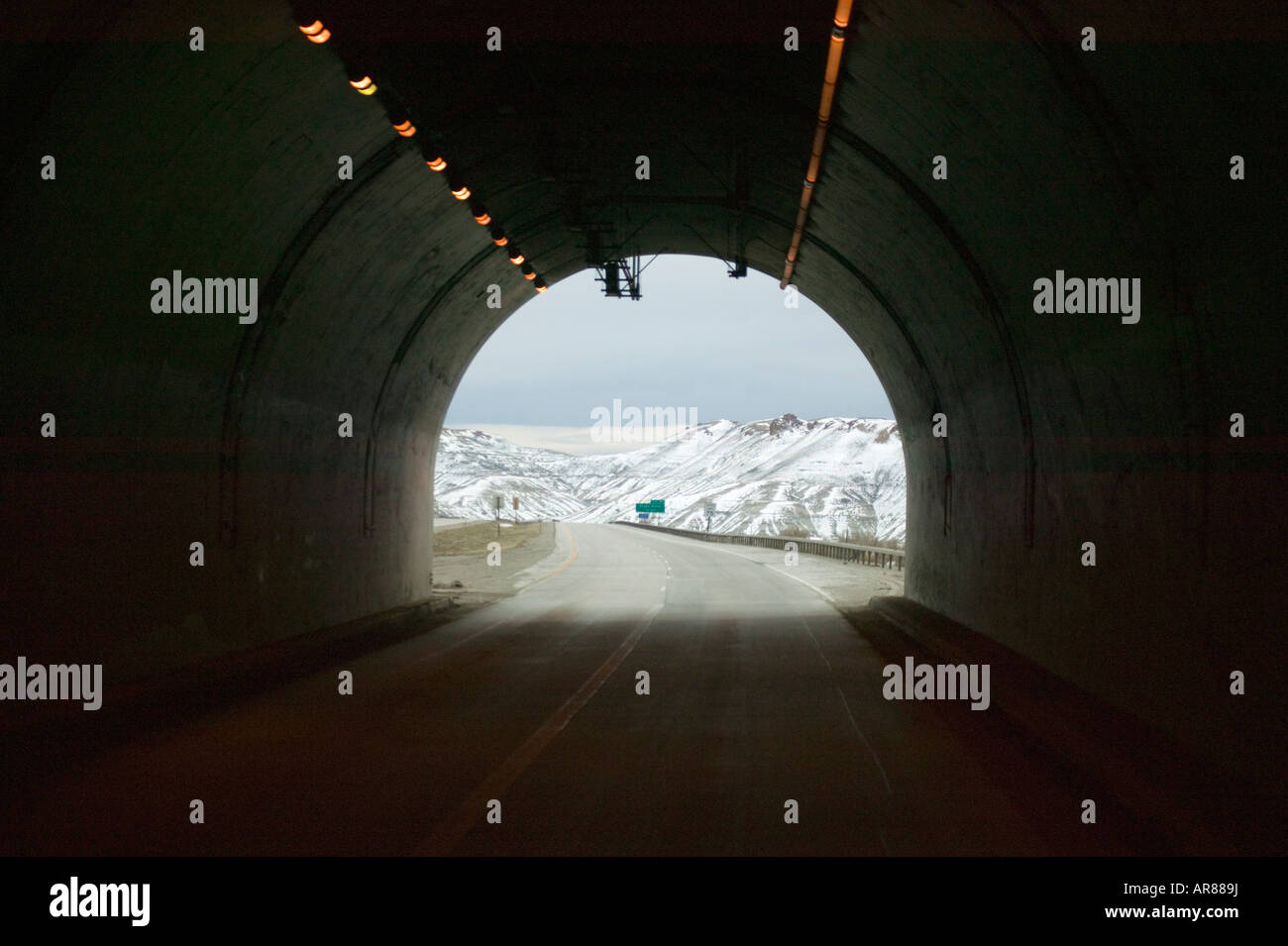 Túnel en la autopista 80 cerca de Green River, Wyoming, Estados Unidos Foto de stock