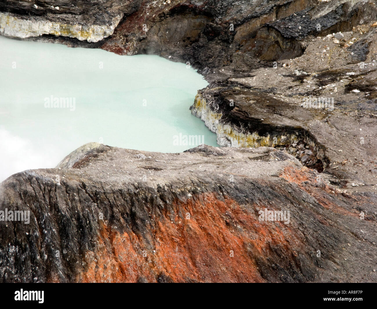 Costa Rica Parque Nacional Volcan Poas detalle del lago caliente en el cráter principal Foto de stock