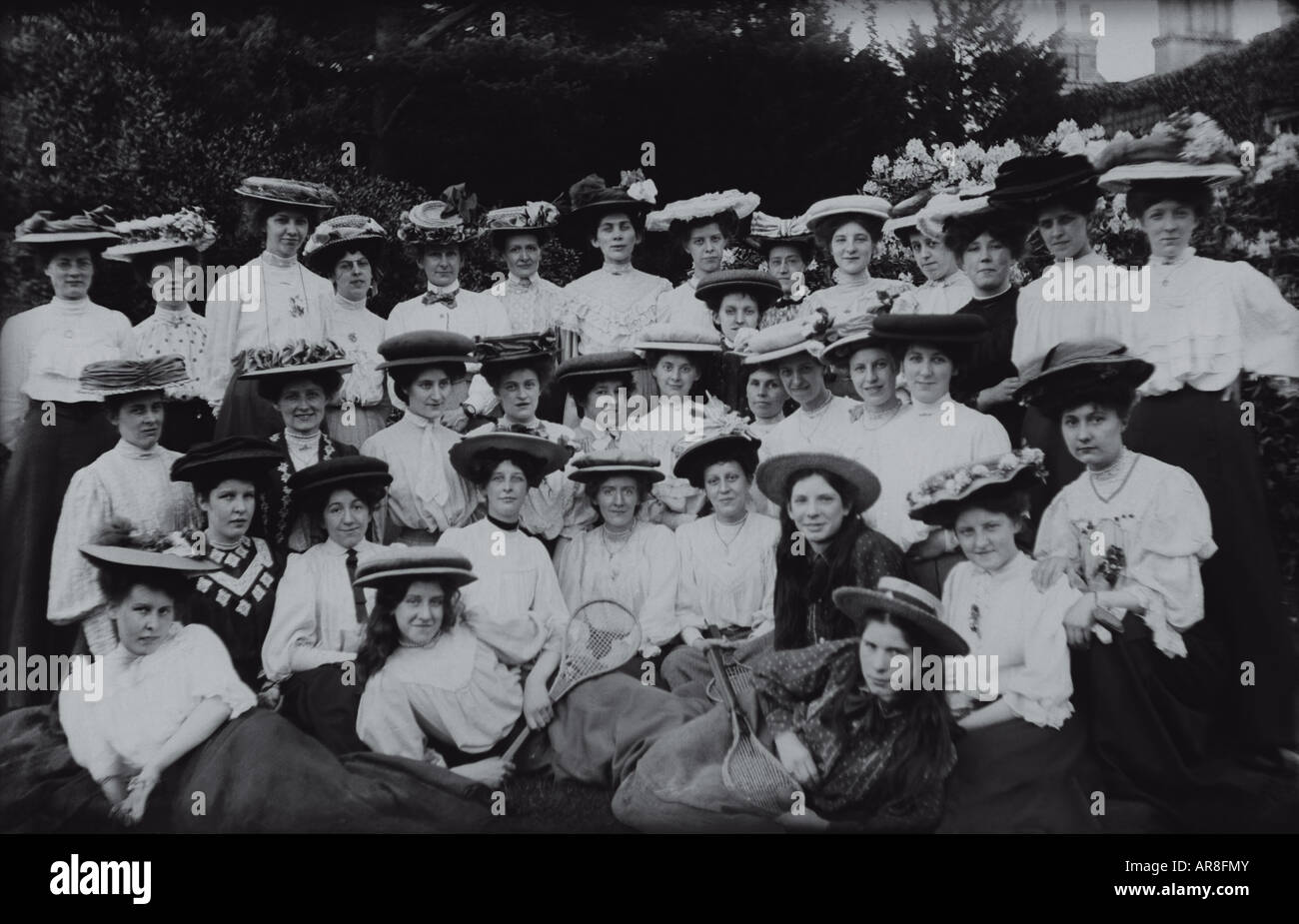 Grupo de mujeres Eduardiana posando con raquetas de tenis. Fecha: 1910. Ubicación: Desconocido, Reino Unido. Negativos de vidrio. Foto de stock