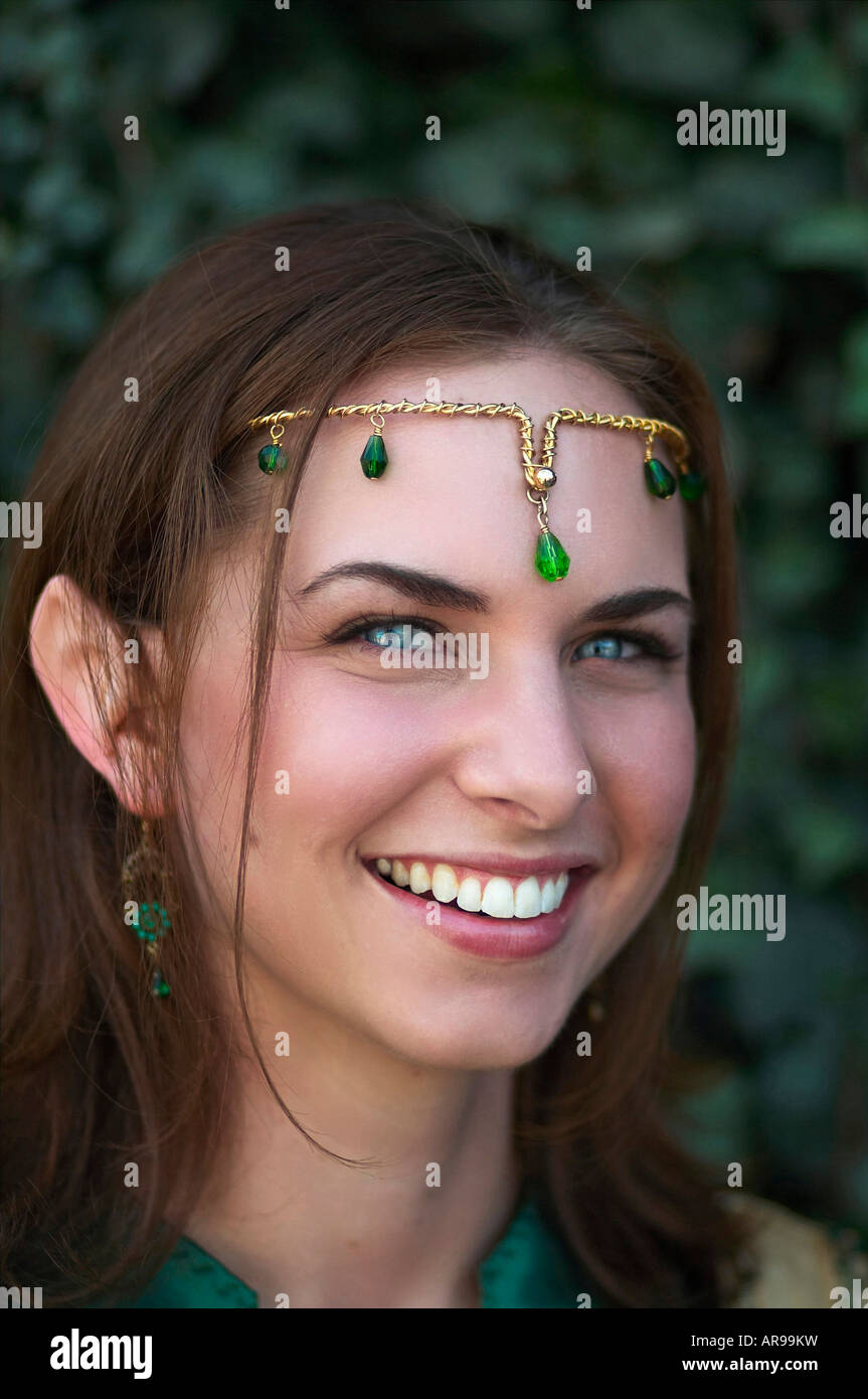 Adolescente vestida como una princesa con su corona enjoyada elf Foto de stock